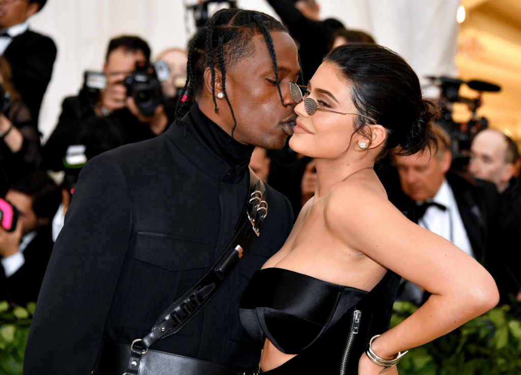 Kylie Jenner ja Travis Scott suutelevat