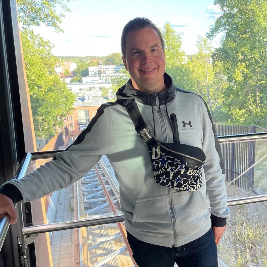 Janne Raninen poseeraa hymyillen Kakolan funikulaarissa Turussa.
