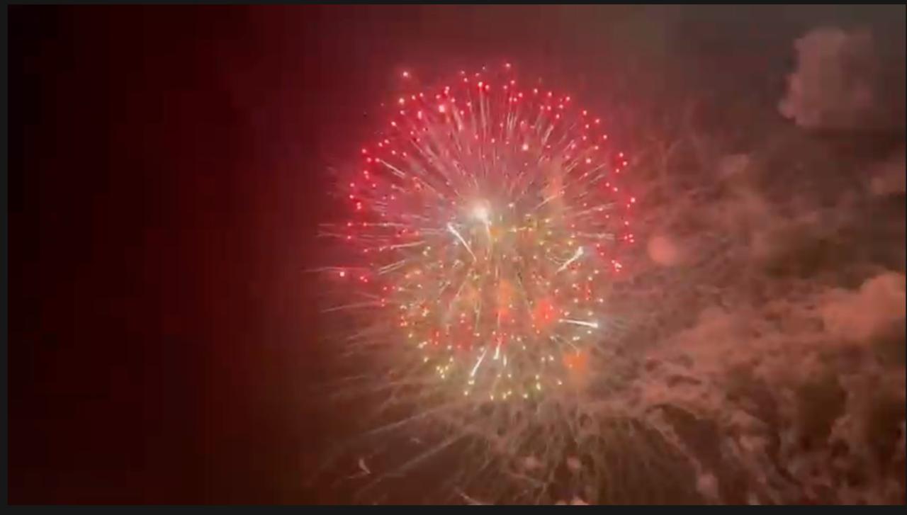 Keskiyön ilotulitukset Turun yötaivaalla, taustalla kaupunkimaisema ja ihmiset seuraamassa juhlaa.