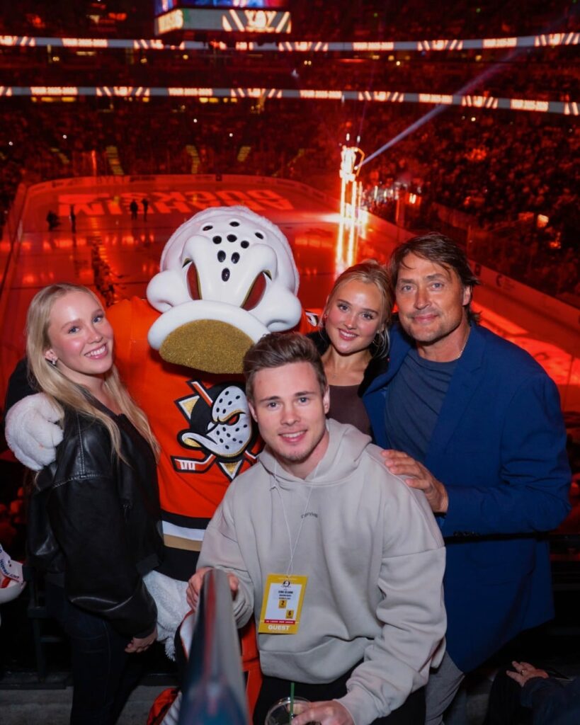 Jääkiekko­legenda Teemu Selänne jakoi harvinaisia kuvia poikansa Eemil kanssa
