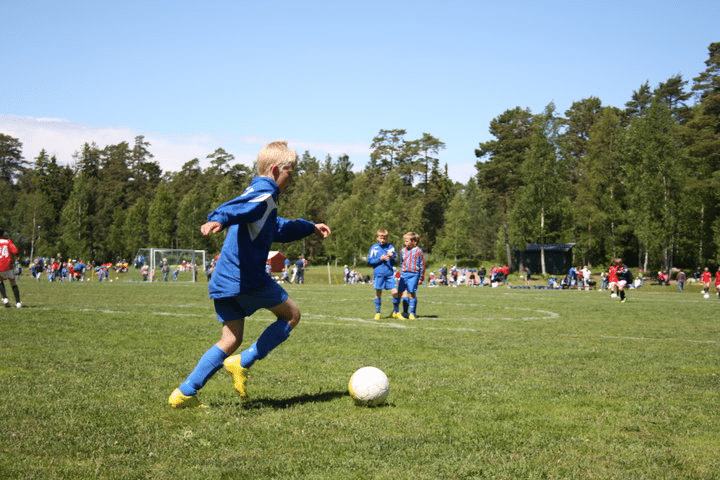 Remi Lindholm pelaamassa jalkapalloa lapsuudessa