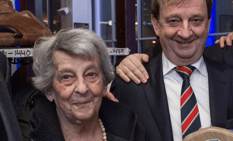 Hjallis Harkimo äitinsä kanssa julkisessa tilaisuudessa.