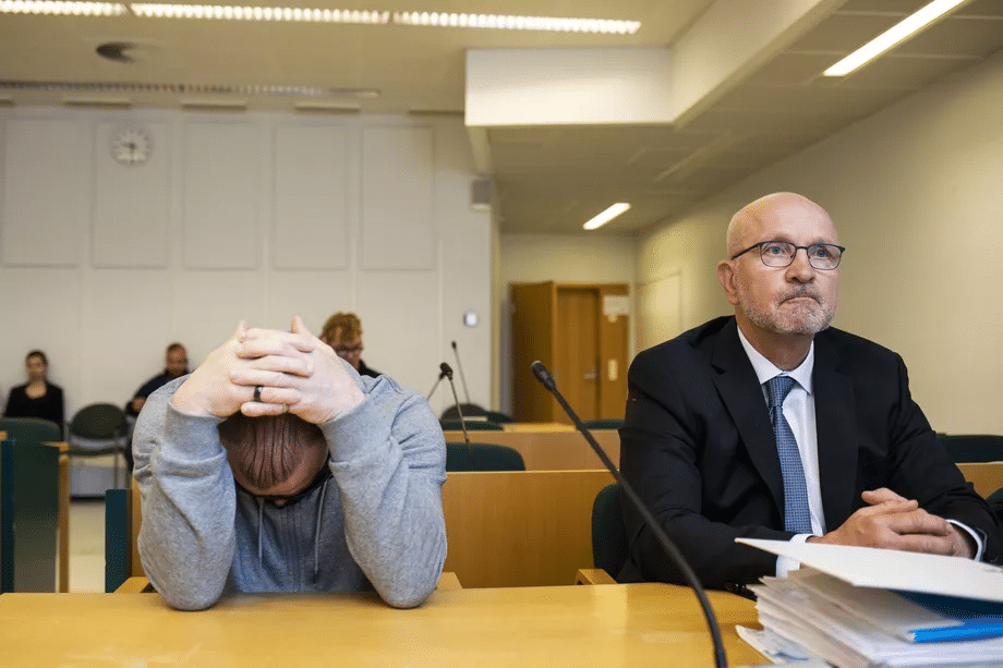 Harri Puhjo oikeussalissa asianajajansa kanssa.
