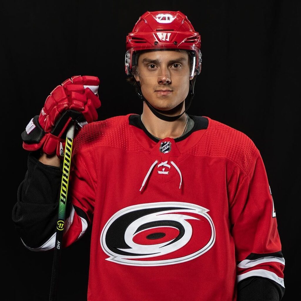 Sebastian Aho johtaa Hurricanesin dramaattiseen pudotuspelitrilleriin – saavuttaa historiallisen rajapyykin