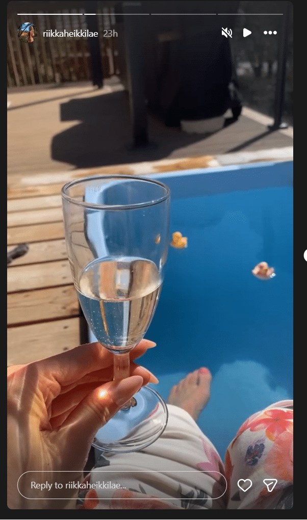 Riikka viettää vappua rennosti kuohuva kädessä.