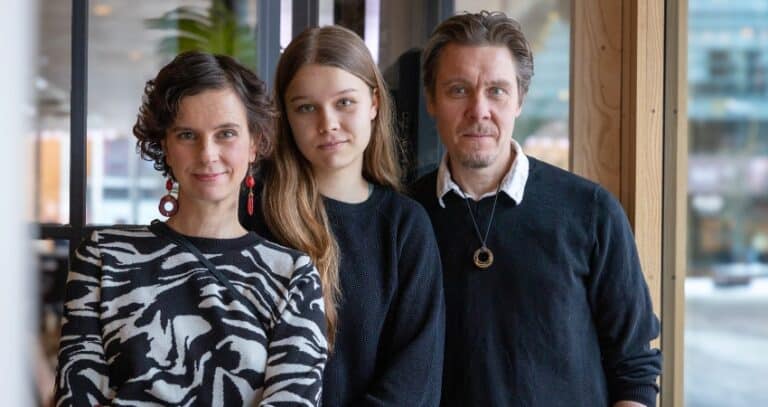 Olga Temonen, Helga Temonen ja Tuukka Temonen poseeraavat yhdessä kameralle.