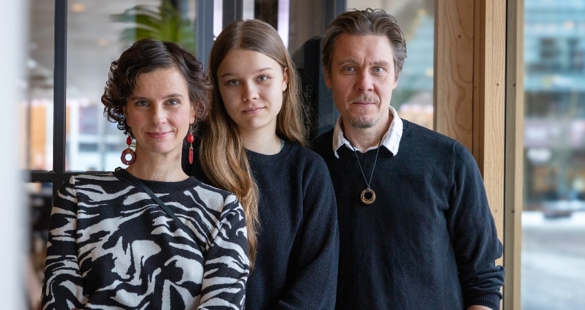 Olga Temonen, Helga Temonen ja Tuukka Temonen poseeraavat yhdessä kameralle.