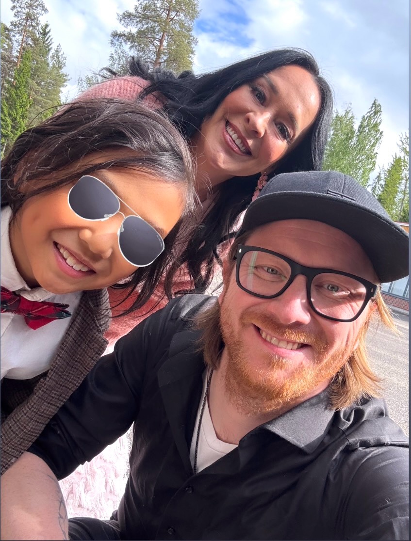Ellen Jokikunnas, Jari Rask ja heidän poikansa Ralph hymyilevät yhteisessä perheselfiessä.