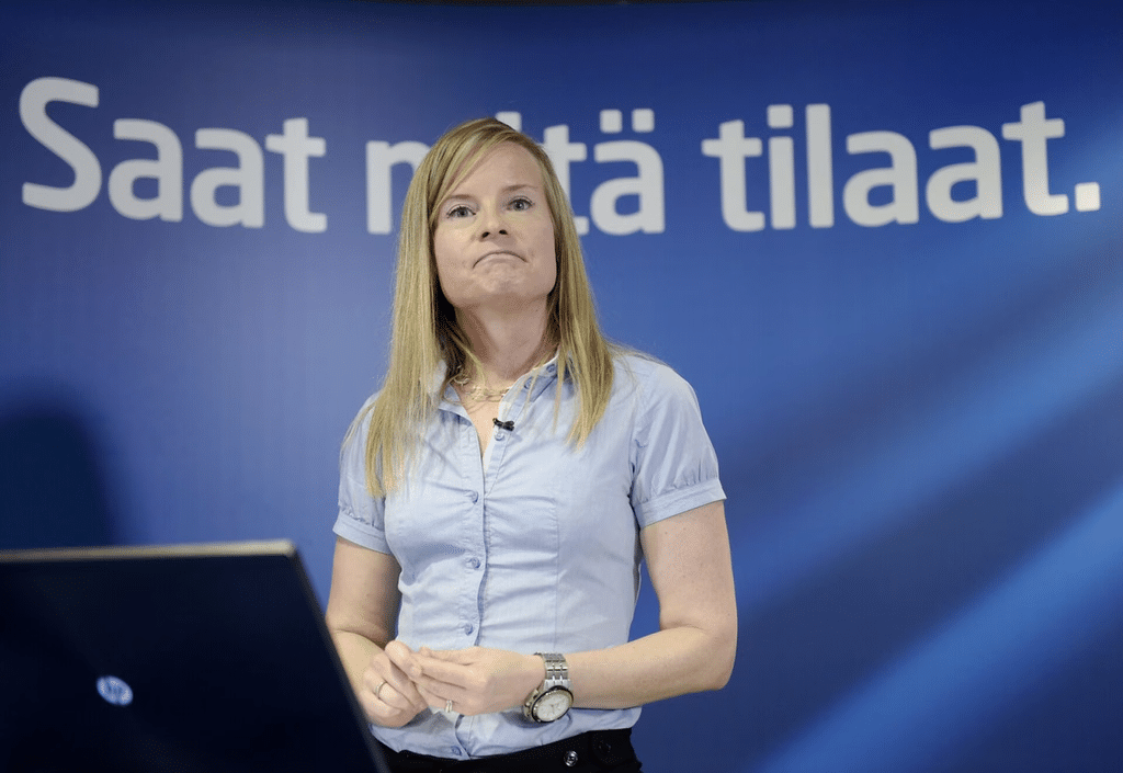 Purra puhuu toimittajille Perussuomalaisten puoluetoimistolla vuonna 2016